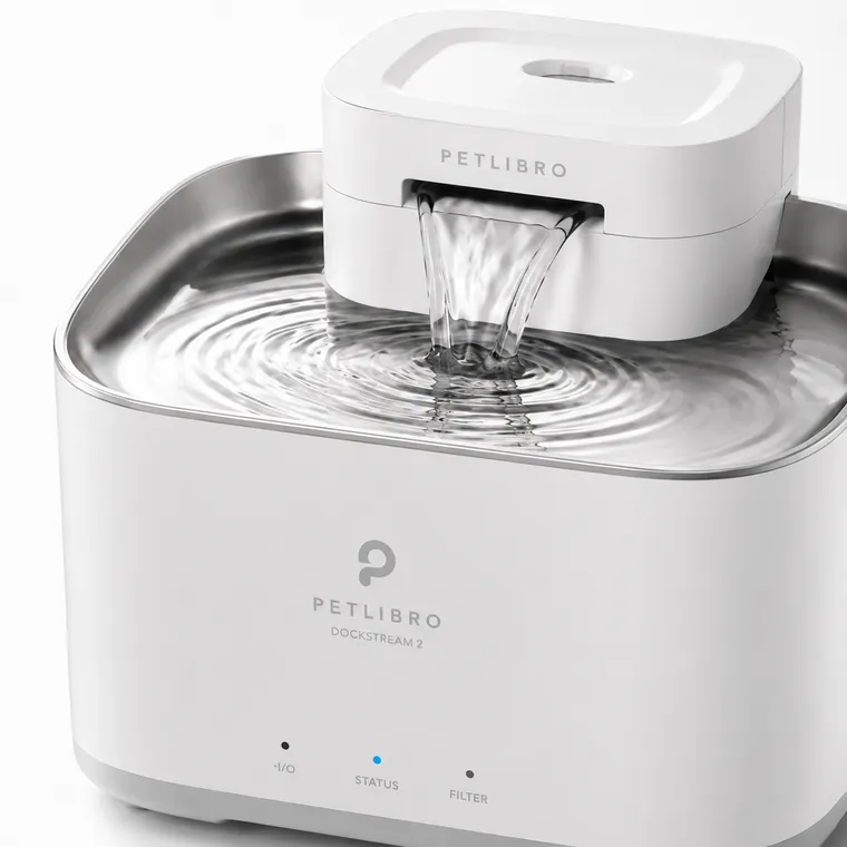 Katze trinkt am PETLIBRO Dockstream 2 Smart Cordless