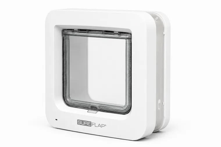SureFlap Mikrochip Katzenklappe Connect in 45-Grad-Perspektive