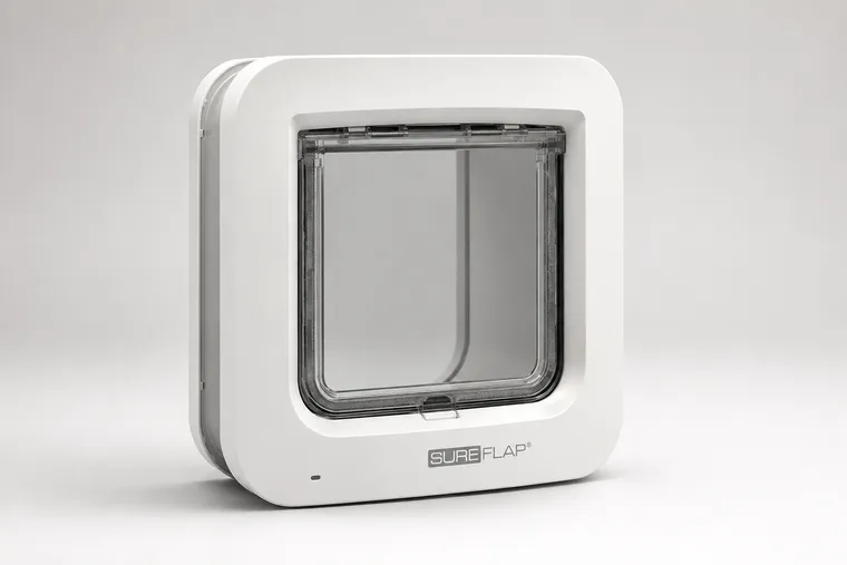 Redaktionelle Darstellung der SureFlap Mikrochip Katzenklappe Connect